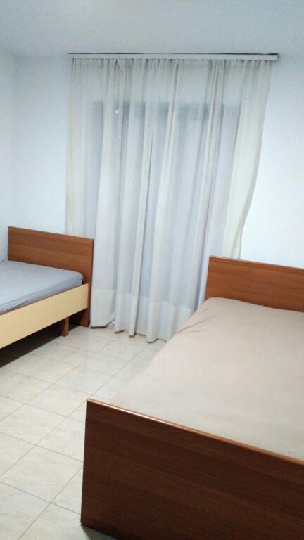 Prane Shkolles 9-vjecare“Vasil Shanto“jepet me qera apartament1+1,i mobiluar.  50,000Leke