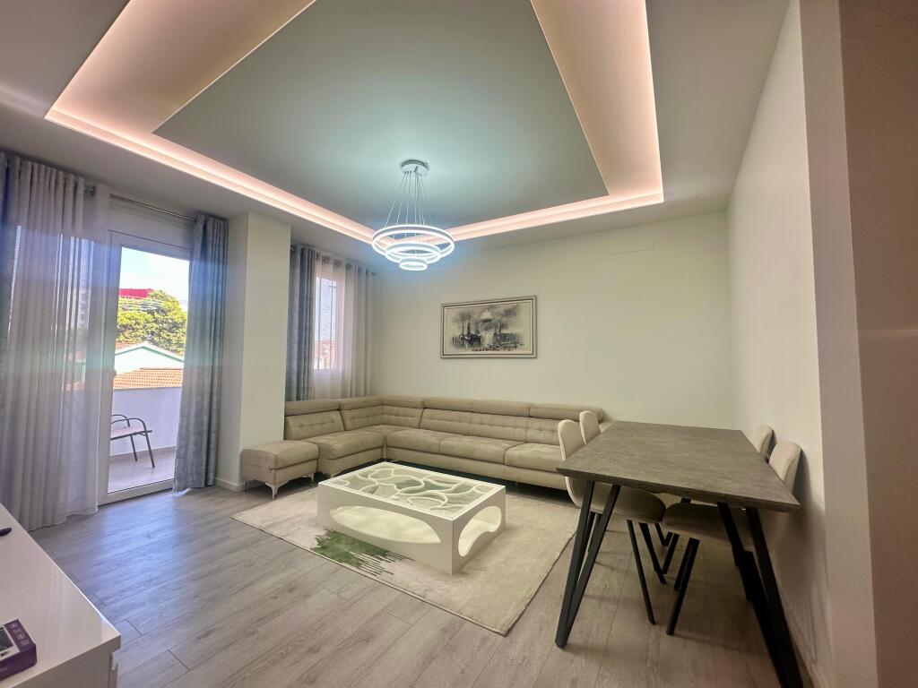 Apartament me qira 2+1+2 + parkim – Rr. Elbasanit, 7 Xhuxhat