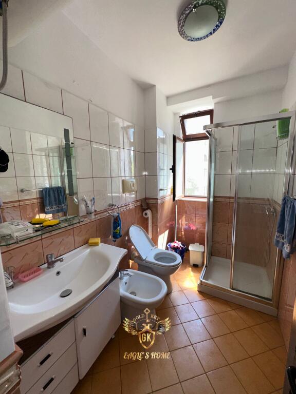 PËR SHITJE NË VOLLGA ZONA MË E MIRË NË QYTET PAMJE NGA DETI DHE PISCINA