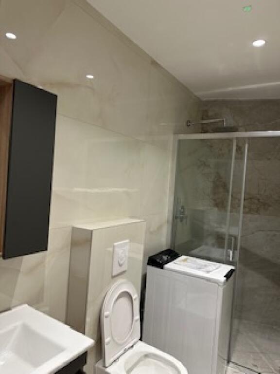 Garsoniere me qera te liqeni thate/500€ e sapo mobiluar