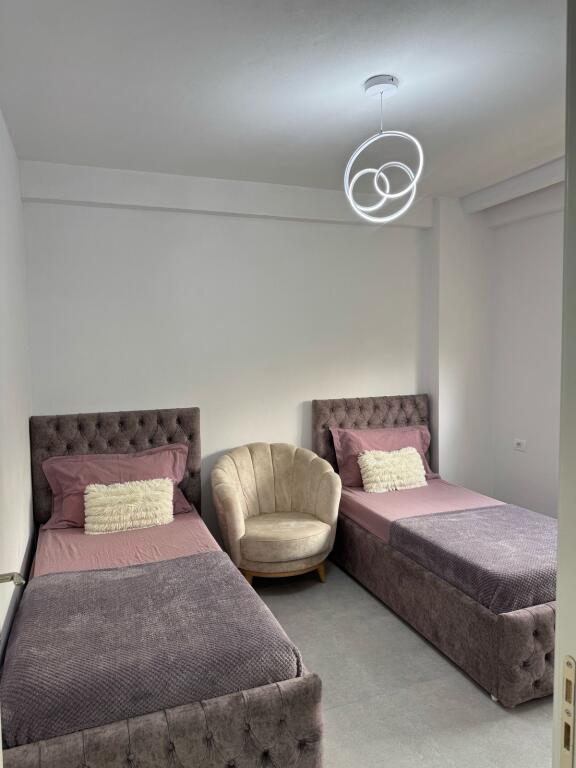 Apartament 2+1 me qera ne Shkoze te Kompleksi i Tom Doshit!!