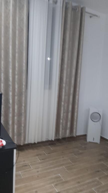 1+1 i mobiluar,te rruga peti liqeni i thate,400 euro