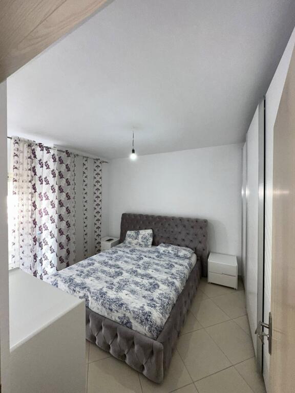 ME QIRA PRANË QENDRËS 2+1 MOBILJE/ LAVASTOVIGLJE ETJ 