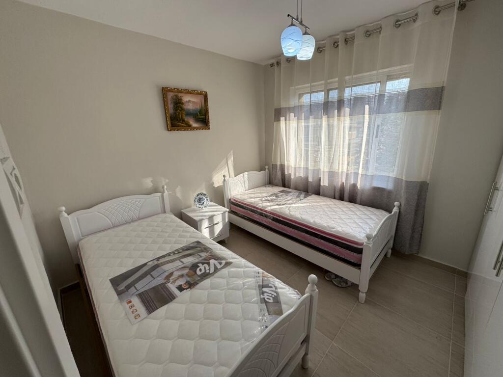 Apartament 3+1 me qira ne Rrugen Fortuzi prane Hotel Senator