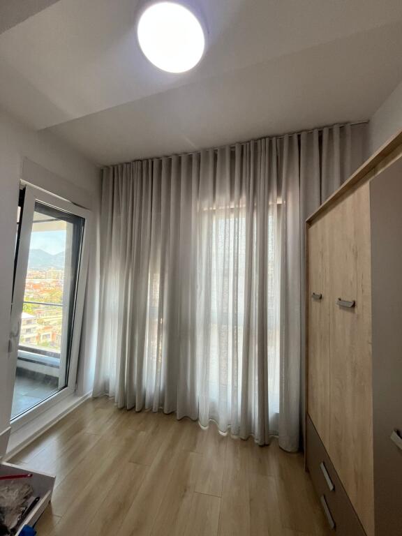 ofrohet apartament 2+1 me qira te kontakti