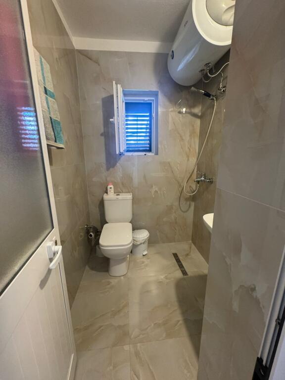 Apartament me qira 1+1 – pranë Shkollës Osman Myderizi