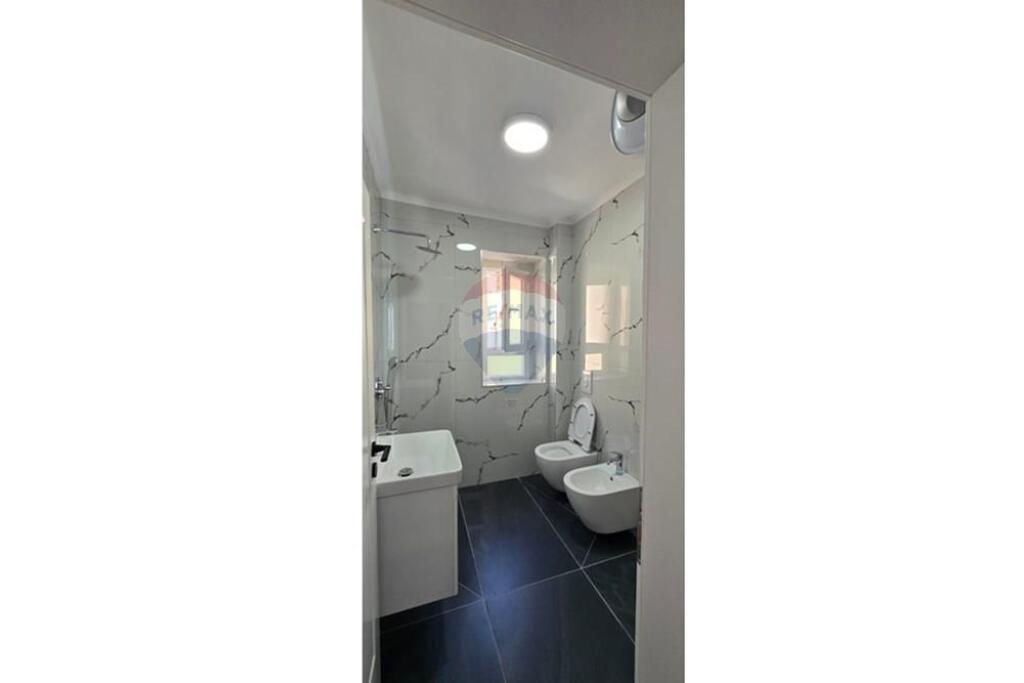 Ambiente 1+1 per abitazione o ufficio a Brryli