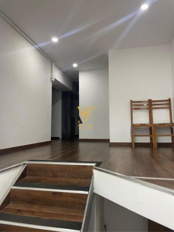 LOCALE COMMERCIALE 120 M2 IN AFFITTO PRESSO UET, KINOSTUDIO 220.000 LEKE