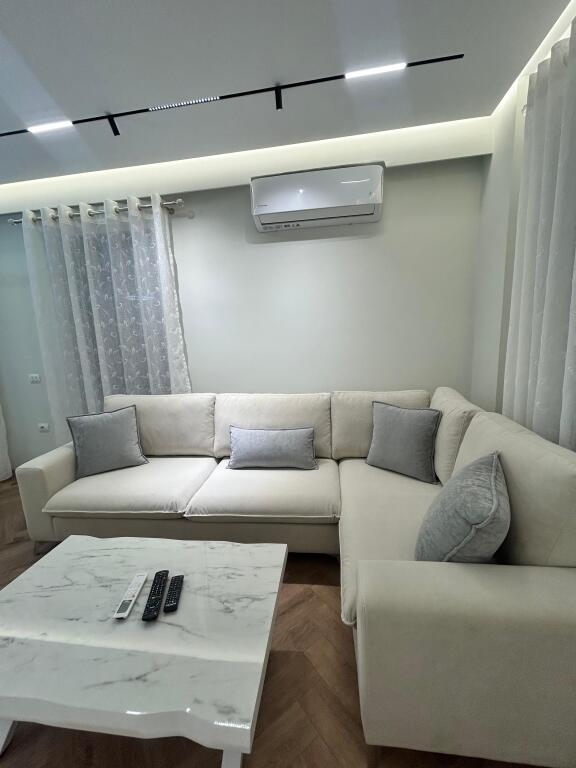 In Affitto – Appartamento Moderno 2+1+2, Porcellana
