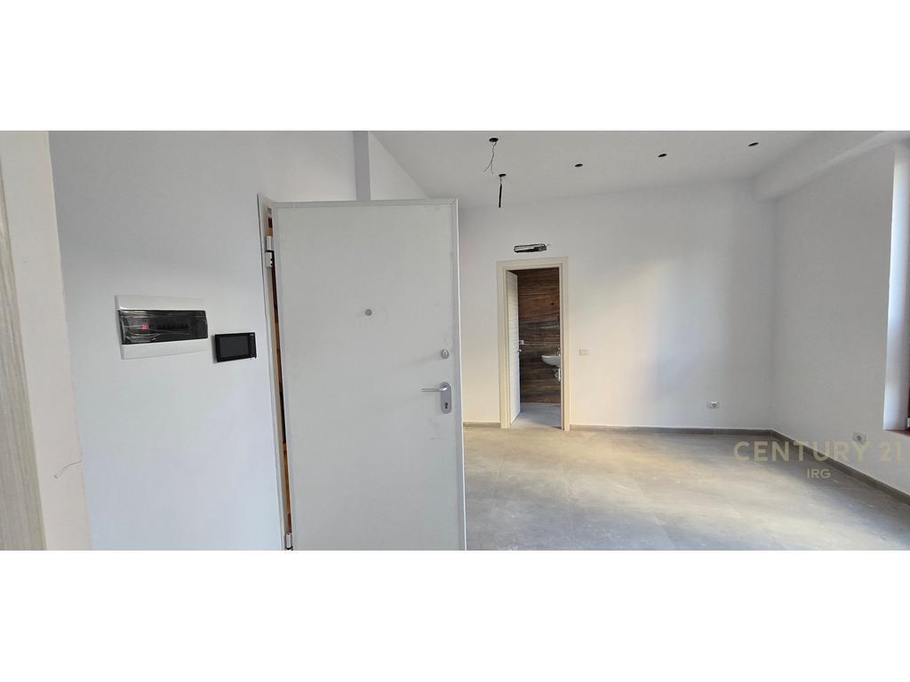 AMBIENTE COMMERCIALE E POSTO AUTO IN VIA KABAJES!