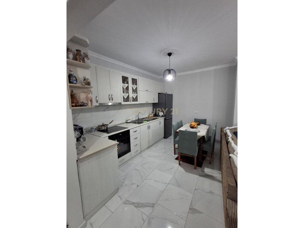 JEPET ME QIRA APARTAMENT 2+1 RROTA KUQEE PLAZH DURRES !