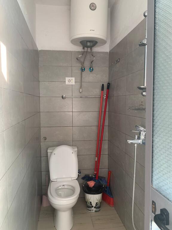 Via Ferit Xhajko, a pochi minuti dall'incrocio della strada 5 Maji, si affitta monolocale arredato di 50m2. 38.000 Leke