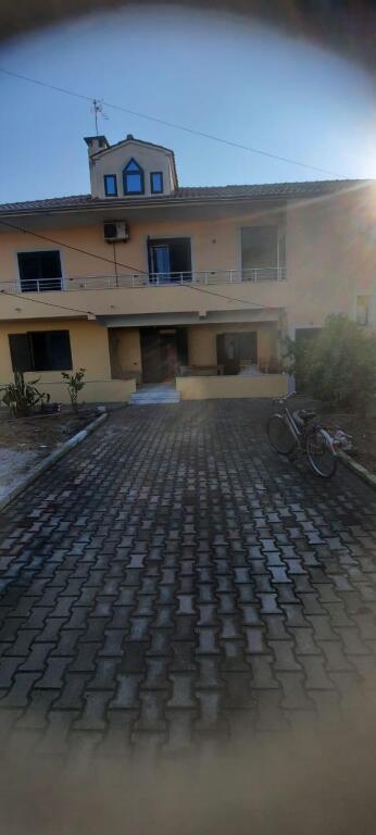jepet me qira apartament 2+1 Kati pare i nje vile 