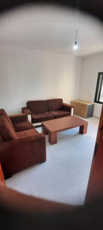 jepet me qira apartament 2+1 Kati pare i nje vile 