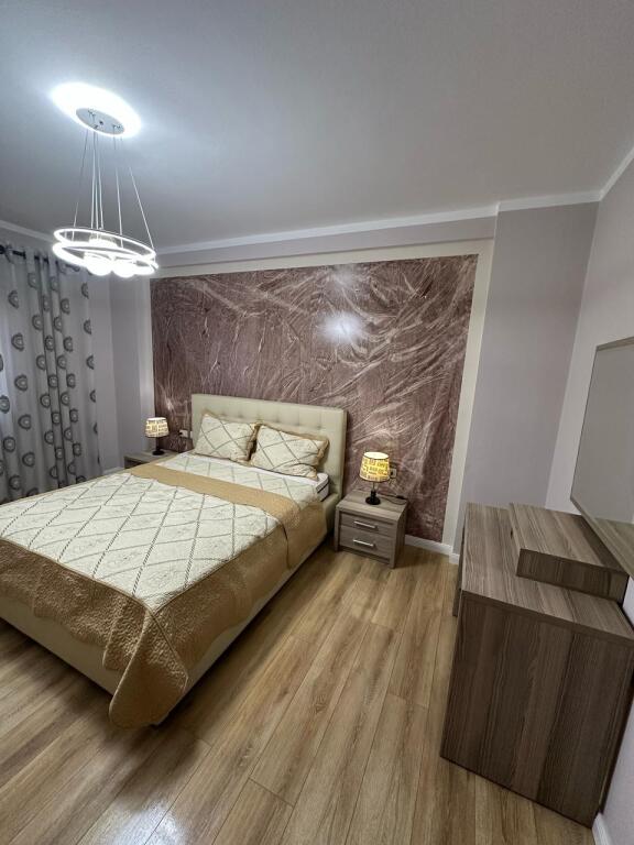 Shitet Apartament 2+1 Rruga e qelqit
