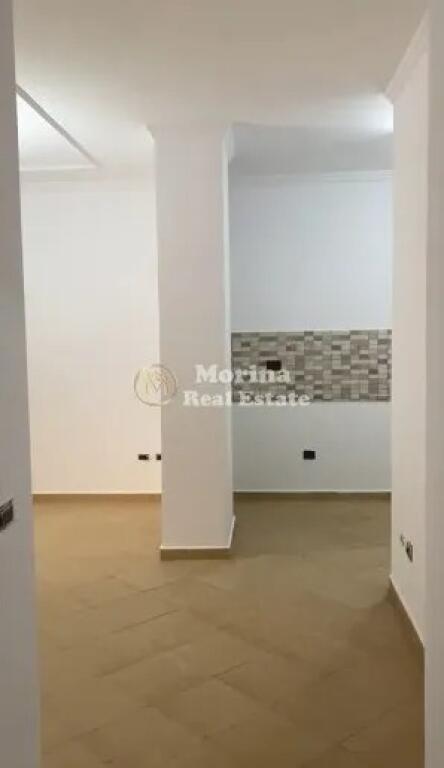 Apartament 2+1, Prane Pazarit te Ri — Gjimnazi Ismail Qmali, 650 Euro/Muaj. I Diskutueshem