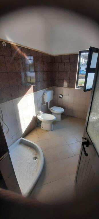 jepet me qira apartament 2+1 Kati pare i nje vile 