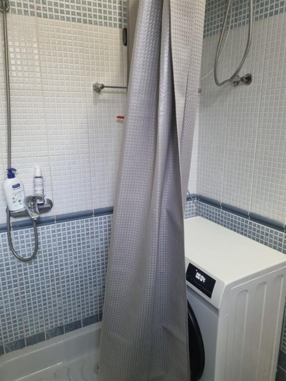 Ne zonen e Ali Demit,prane Shkolles 9-vjecare “Kushtrimi i Lirise” jepet me qera apartament 1+1,i mobiluar 50,000Leke