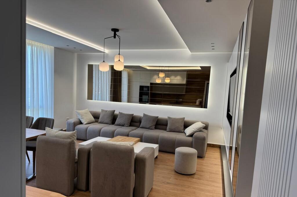 APARTAMENT ME QERA 1+1 BULEVARDI I RI 700 EURO