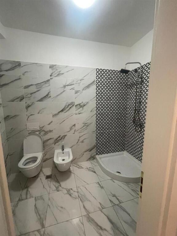Jepet me qira – Apartament modern 2+1 + 2 poste parkimi
