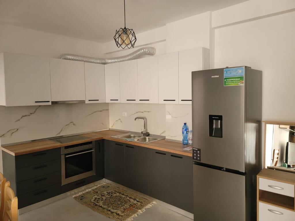Appartamento 2+1 con Arredamento di Qualità a Shkozë – Affitto