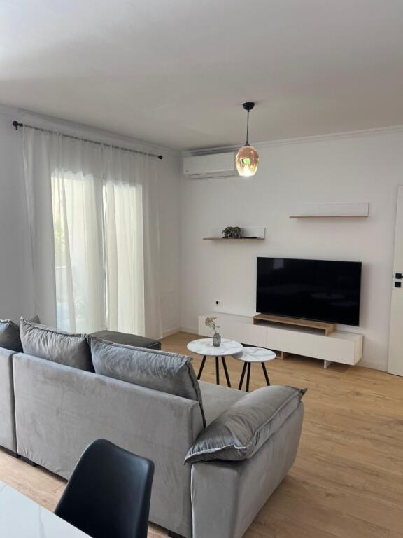 🏢Al Viale Zogu I, vicino al Ministero della Giustizia, si affitta appartamento 2+1, appena arredato.: 950Euro   