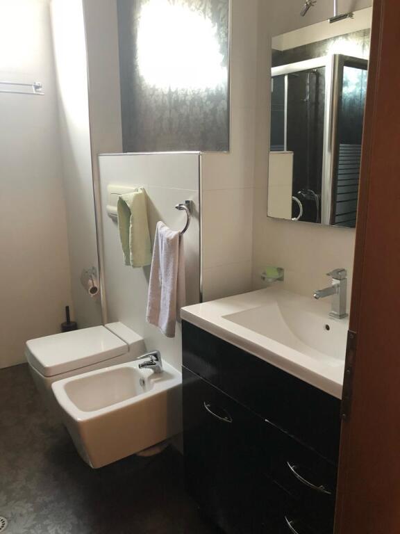 🏢Rruga e Dibres,prane Argjendari Kashara, jepet me qera apartament 2+1 i mobiluar.65,000 Leke