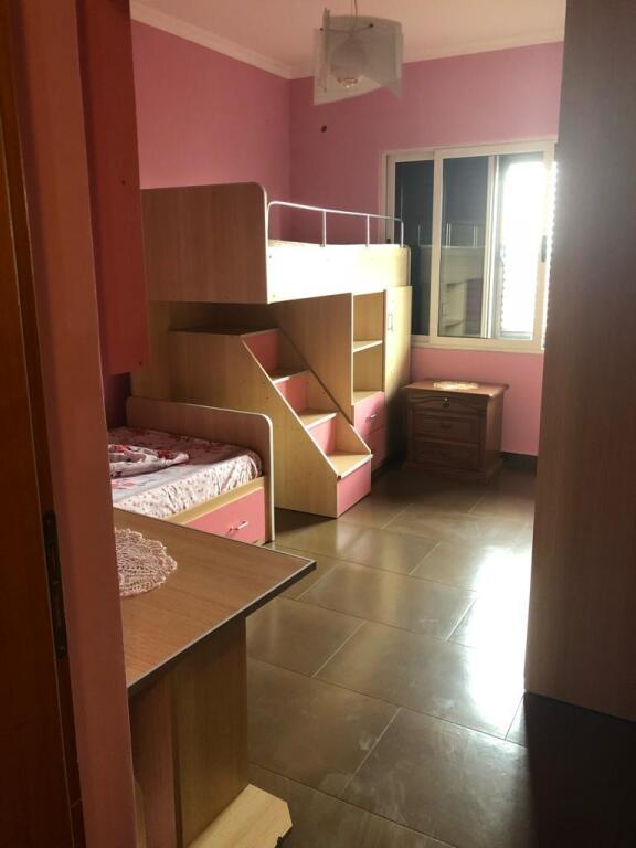 🏢Rruga e Dibres,prane Argjendari Kashara, jepet me qera apartament 2+1 i mobiluar.65,000 Leke