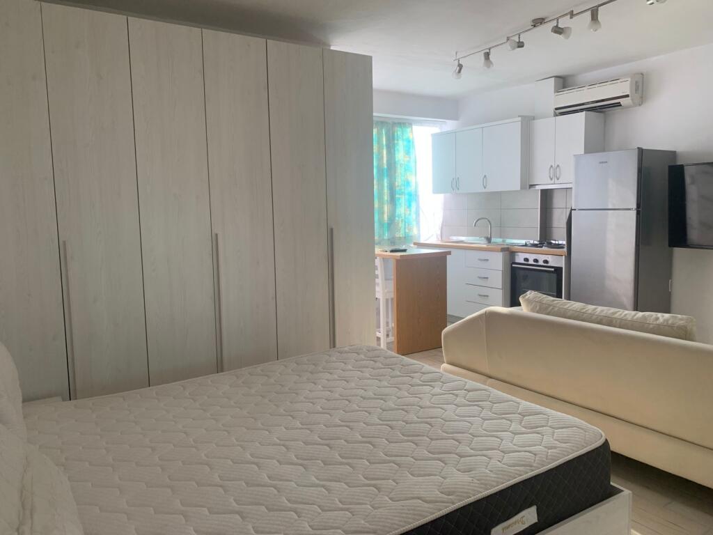 Via Ferit Xhajko, a pochi minuti dall'incrocio della strada 5 Maji, si affitta monolocale arredato di 50m2. 38.000 Leke
