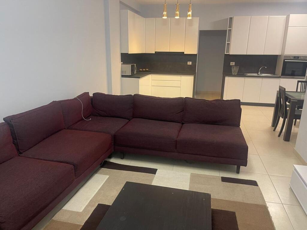 Jepet me qira – Apartament modern 2+1 + 2 poste parkimi