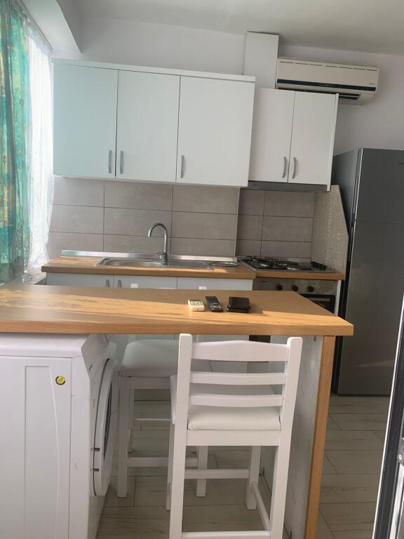 Via Ferit Xhajko, a pochi minuti dall'incrocio della strada 5 Maji, si affitta monolocale arredato di 50m2. 38.000 Leke