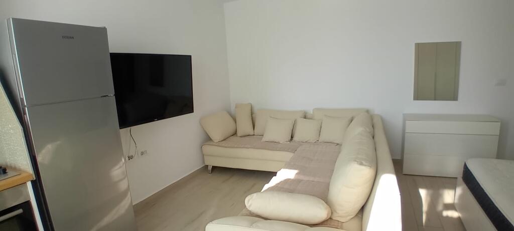 Via Ferit Xhajko, a pochi minuti dall'incrocio della strada 5 Maji, si affitta monolocale arredato di 50m2. 38.000 Leke