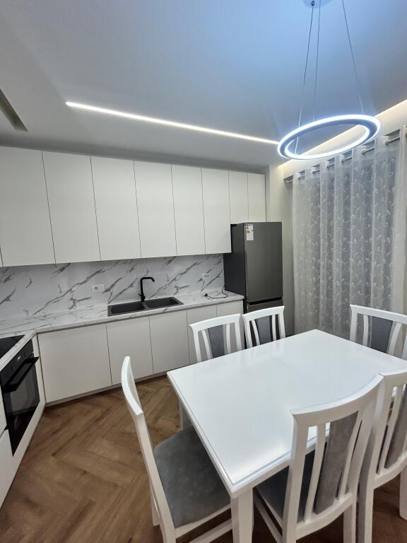 In Affitto – Appartamento Moderno 2+1+2, Porcellana