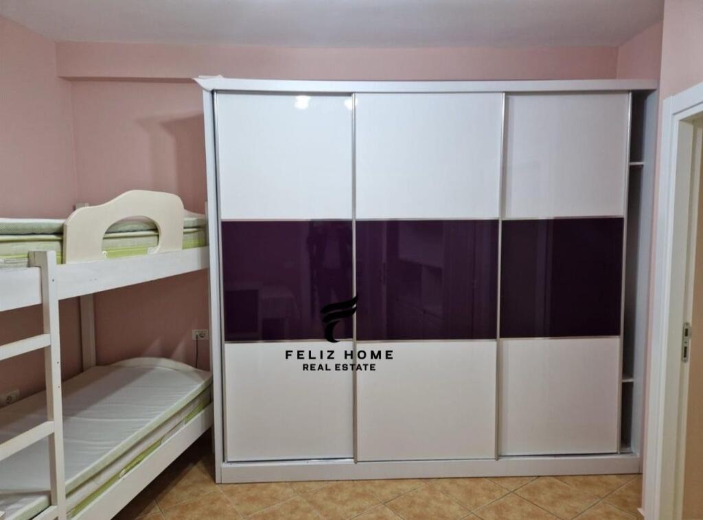 APARTAMENT ME QERA 3+1+2 ZOGU ZI 800 EURO