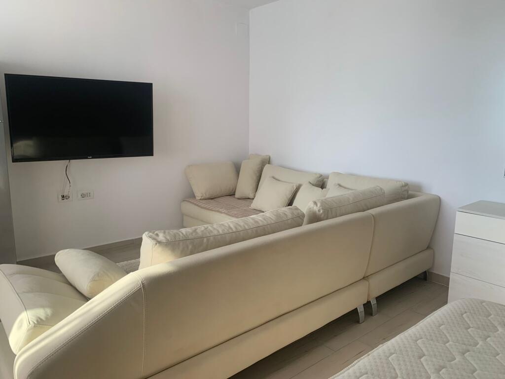 Via Ferit Xhajko, a pochi minuti dall'incrocio della strada 5 Maji, si affitta monolocale arredato di 50m2. 38.000 Leke