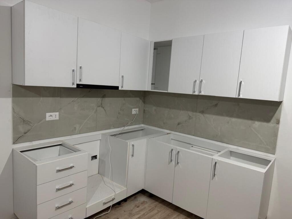 🚪 Apartament me qira 1+1 – në përfundim të mobilimit 📍 Astir 💶 500 € / muaj (çmimi i padiskutueshëm)  ✨ Ambient modern dhe i përshtatshëm për jetesë komode.  📞 Për më shumë informacion dhe vizita, kontaktoni: 
