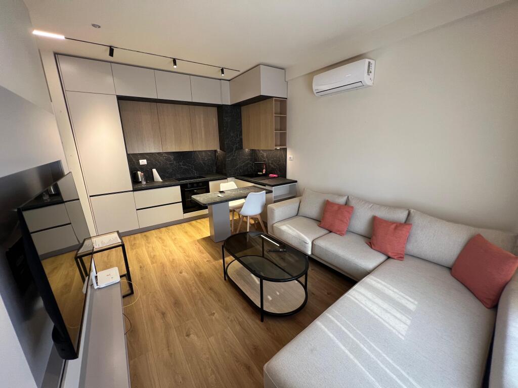 📣 VENDESI SUPER Appartamento 1+1 📍 Complesso Kaimi, Ali Dem ✨   🏢 Nuova Costruzione  🪜 7° Piano (Con Ascensore)  📐 Superficie 56 m2  🛋️ Arredato Da Architetto In Modo Contemporaneo   💶 Prezzo 100.000 Euro Non Trattabile