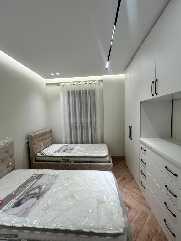 In Affitto – Appartamento Moderno 2+1+2, Porcellana