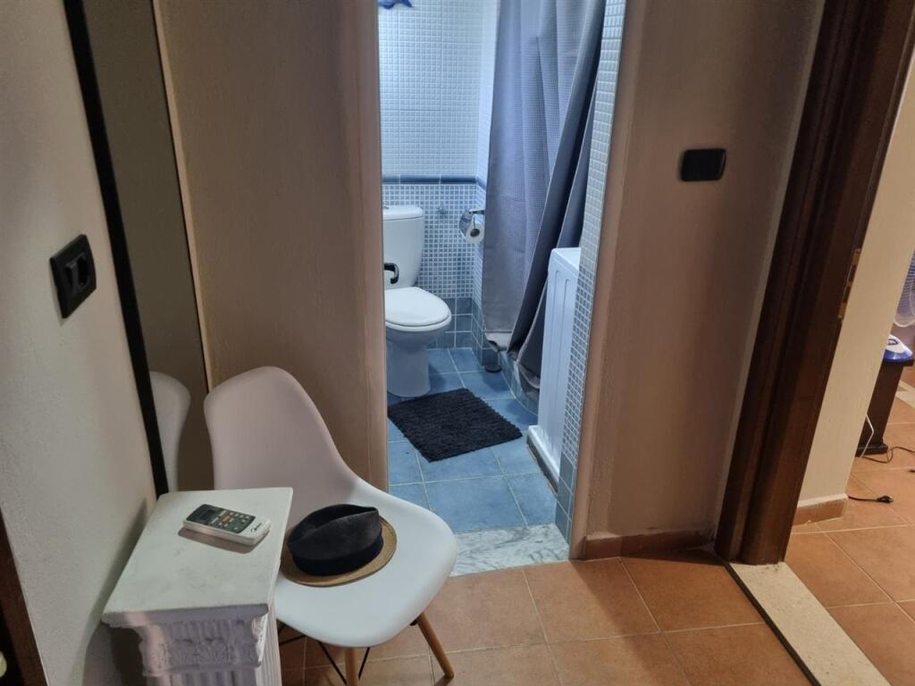 Ne zonen e Ali Demit,prane Shkolles 9-vjecare “Kushtrimi i Lirise” jepet me qera apartament 1+1,i mobiluar 50,000Leke