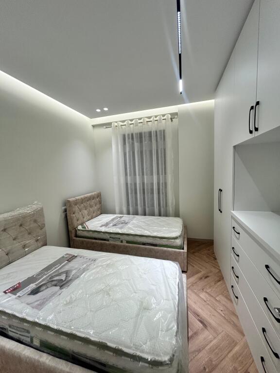 In Affitto – Appartamento Moderno 2+1+2, Porcellana