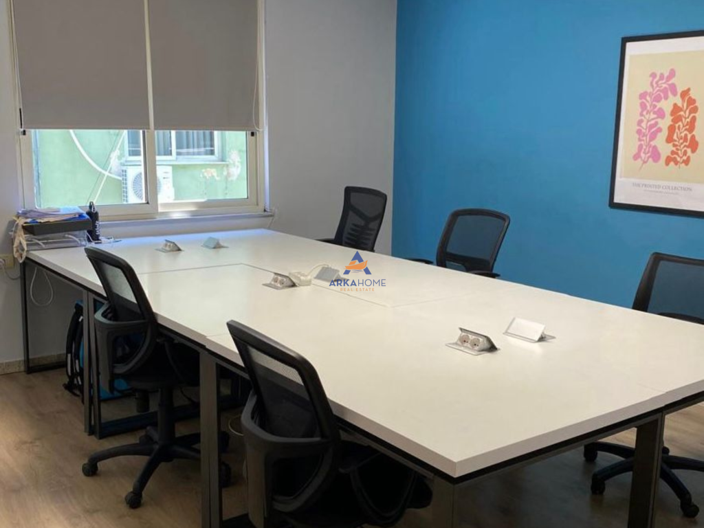 OFFICE SPACE FOR RENT 132M2 "BRIGADA VIII STREET, BLLOK" 2500 EURO (NEGOTIABLE).