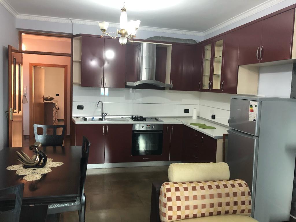 🏢Rruga e Dibres,prane Argjendari Kashara, jepet me qera apartament 2+1 i mobiluar.65,000 Leke