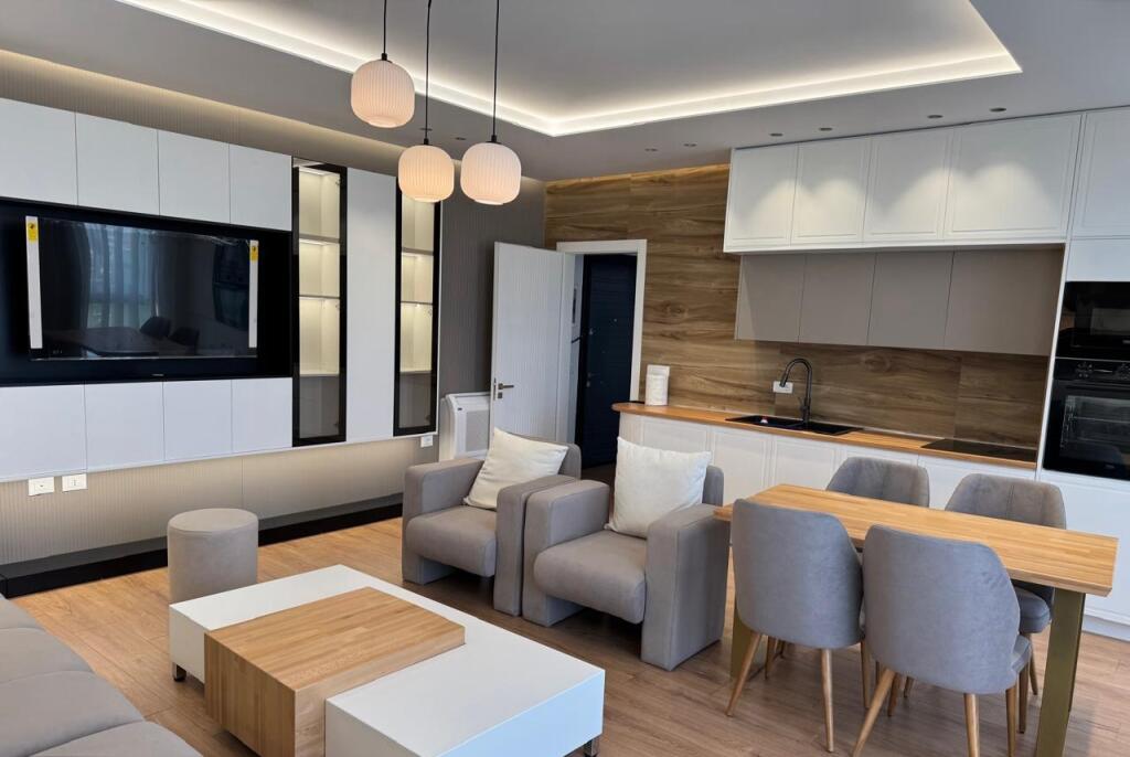 APARTAMENT ME QERA 1+1 BULEVARDI I RI 700 EURO