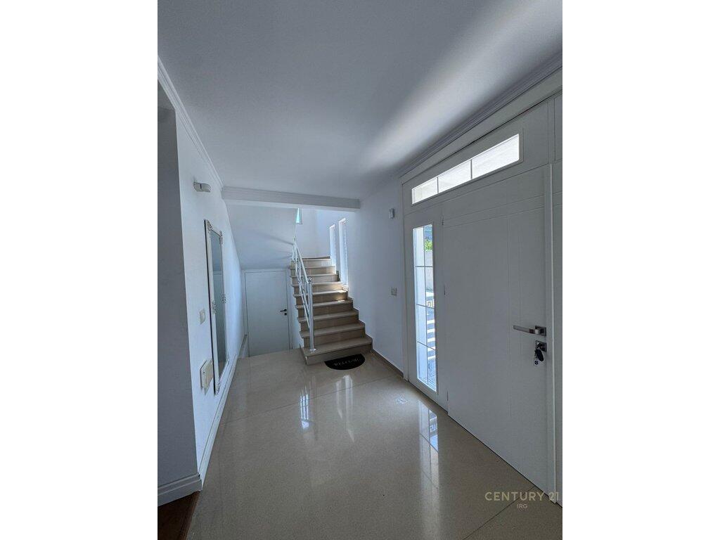 3-STOREY VILLA FOR RENT AFTER QTU!