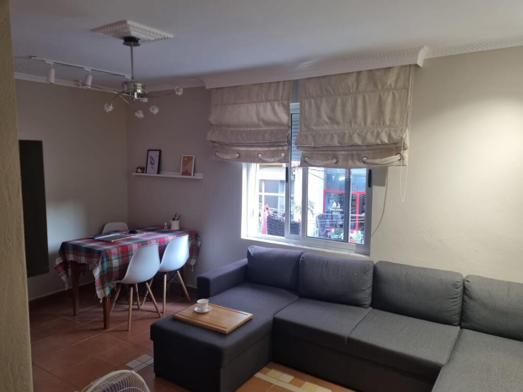 Ne zonen e Ali Demit,prane Shkolles 9-vjecare “Kushtrimi i Lirise” jepet me qera apartament 1+1,i mobiluar 50,000Leke