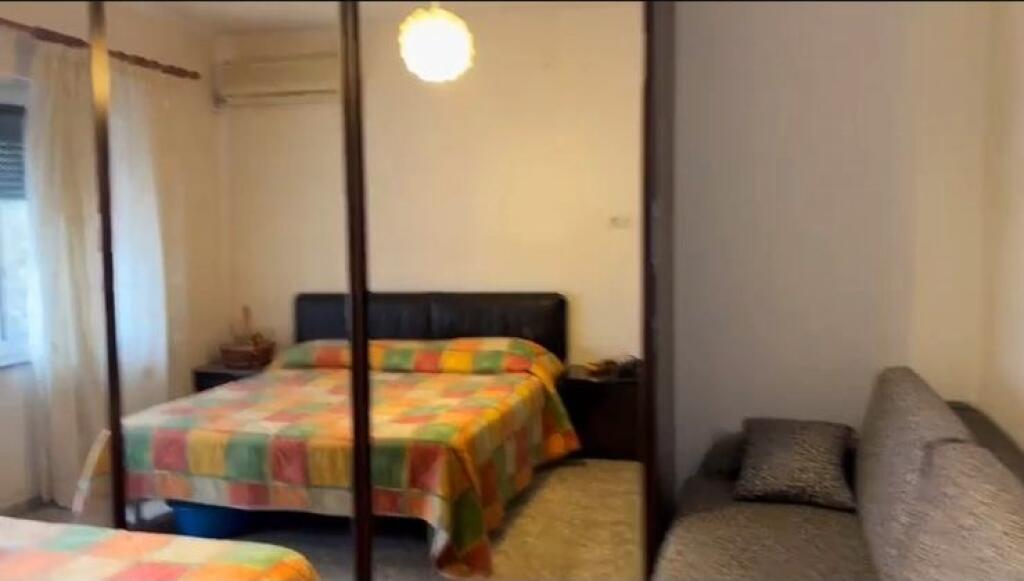 🏢Rruga e Dibres,prane Fakultetit te Mjeksise jepet me qera apartament 2+1,i mobiluar 50,000Leke