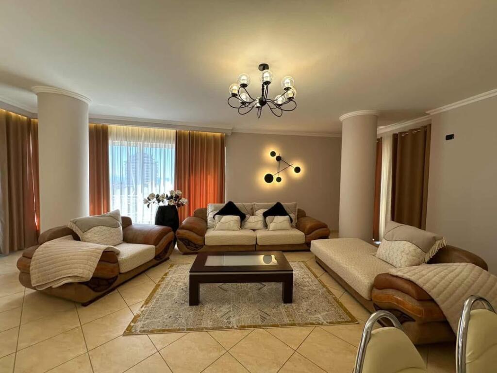 Affitto appartamento 2+1, 130 m². Durazzo, Volga