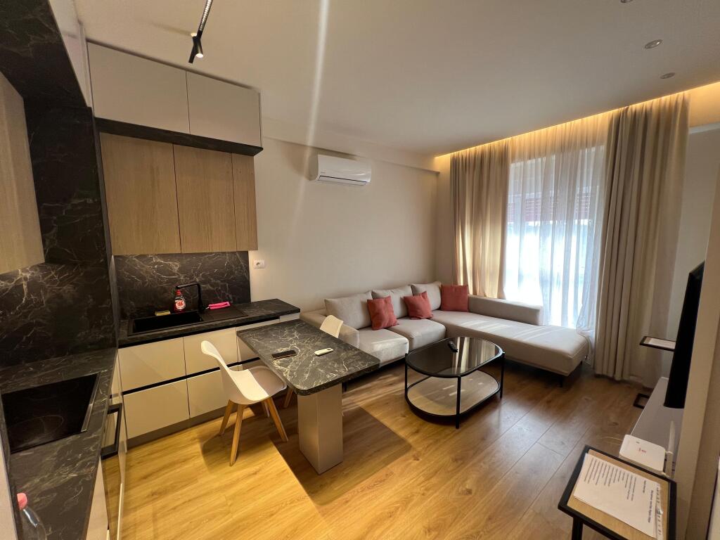 📣 VENDESI SUPER Appartamento 1+1 📍 Complesso Kaimi, Ali Dem ✨   🏢 Nuova Costruzione  🪜 7° Piano (Con Ascensore)  📐 Superficie 56 m2  🛋️ Arredato Da Architetto In Modo Contemporaneo   💶 Prezzo 100.000 Euro Non Trattabile