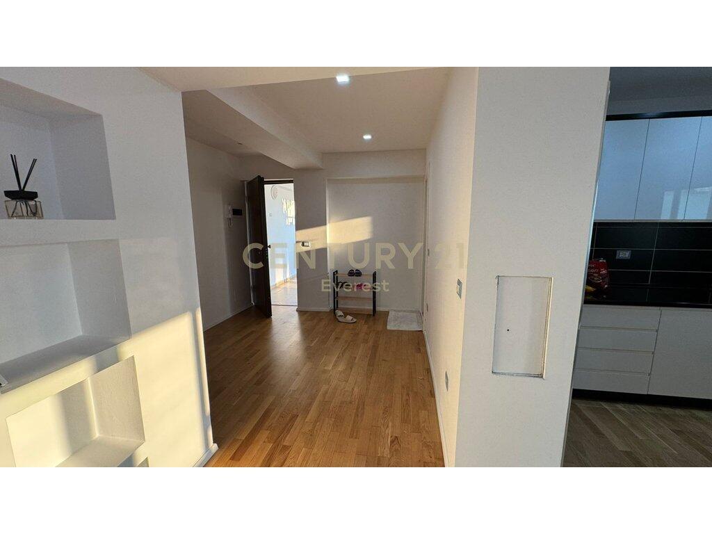 MUZEU I DESHMOREVE, JAPIM ME QIRA APARTAMENT 2+1