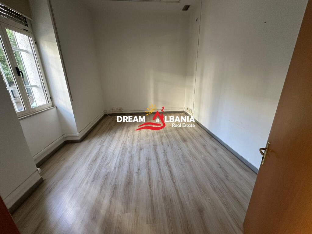 For rent 2 office spaces on Deshmoret e Kombit Boulevard near the Twin Towers (ID 42611348)